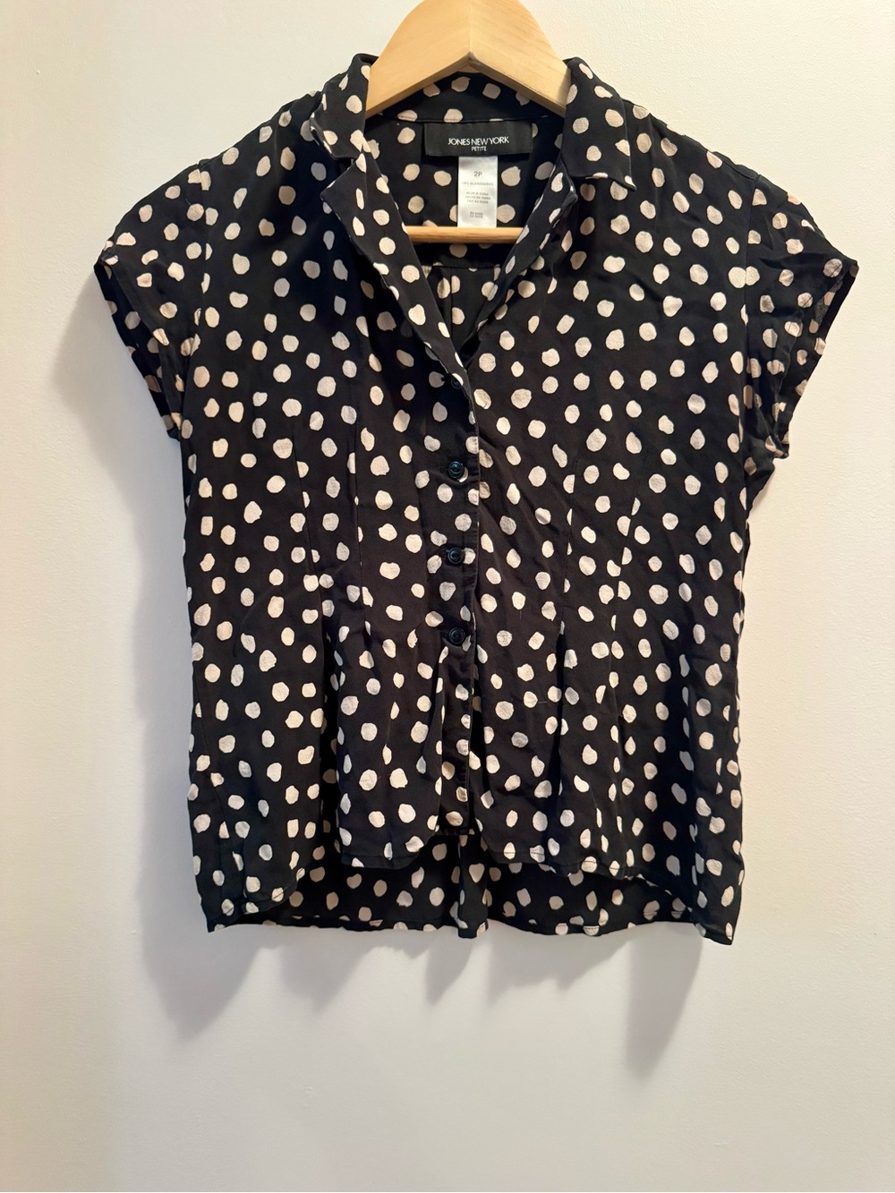 Jones New York 100% Silk Black White Polka Dot Pleated Cap Sleeve Blouse Size 2P